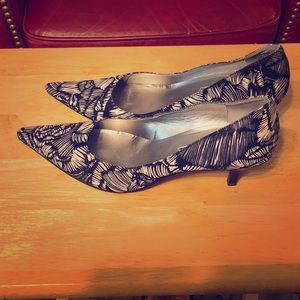 Black&White Bandolino Pumps, Size 9 1/2M, 2” heel